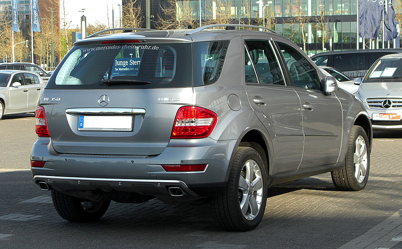 File:Mercedes-Benz ML 350 BlueTEC 4MATIC (W 164, Facelift) – Heckansicht, 9. April 2011, Düsseldorf.jpg