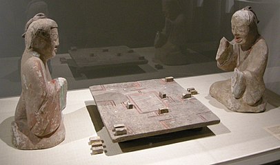 Những bức tượng trong lăng mộ thể hiện hai người đàn ông đang chơi trò chơi liubo, triều đại nhà Hán