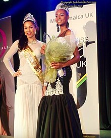 Мисс Кариб теңізі Ұлыбритания 2015 Эми Харрис-Уиллок Ямайка аруы тағында Ұлыбритания 2015 Жасмин Май.jpeg