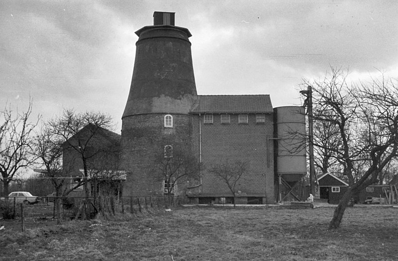 File:Molenromp van voormalige korenmolen met aangebouwde bedrijfsgebouwen - Markelo - 20069517 - RCE.jpg