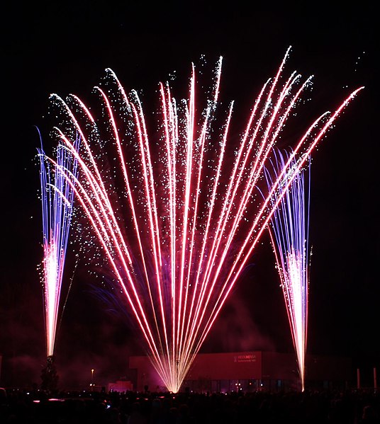 File:Musiksynchrones Feuerwerk von Stefan Brass LNdW Halle Saale IMG 6230 (cropped).jpg