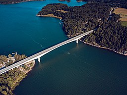 Flygfoto v Norrströmsbron som går mellan Ernholm och Biskopsö