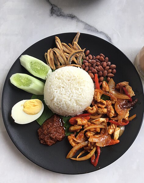 File:Nasi Lemak dengan Chili Nasi Lemak dan Sotong Pedas, di Penang Summer Restaurant.jpg