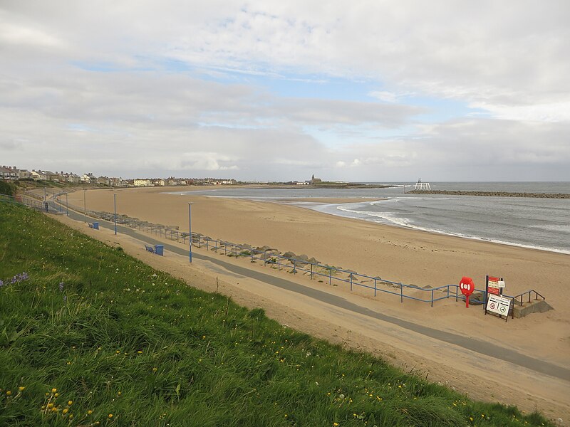 File:Newbiggin Bay - geograph.org.uk - 4953052.jpg