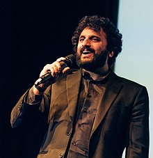 Nish Kumar, 2019 İfade Özgürlüğü Ödülleri (40575331383) (kırpıldı) .jpg