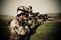 Um militar norueguês no Afeganistão, em 2010, armado com um fuzil HK416.