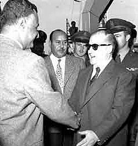 Kuhala rencontre le président de l'UAR Gamal Abdel Nasser lors d'une visite en Syrie, février 1960.