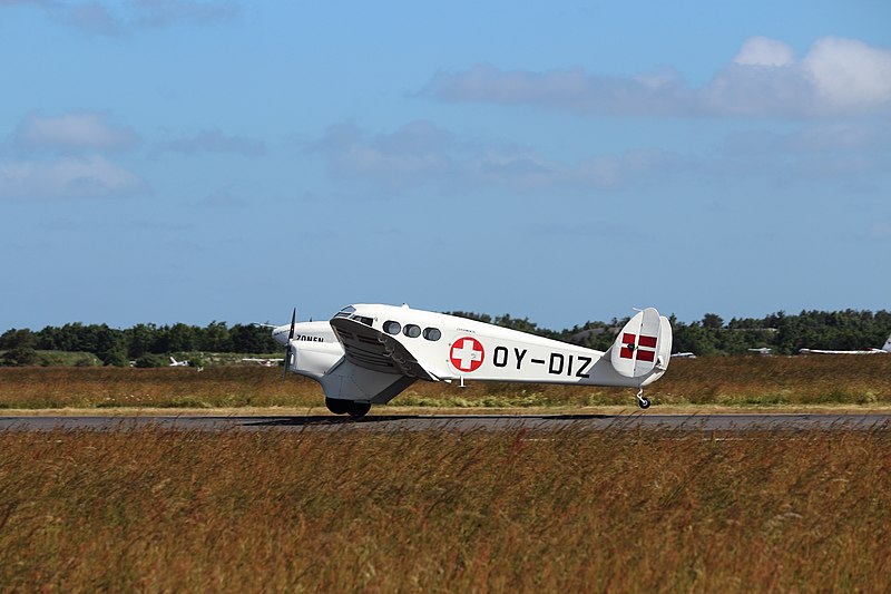 File:OY-DIZ SAI KZ IV landing Danish Air Show 2014-06-22.jpg