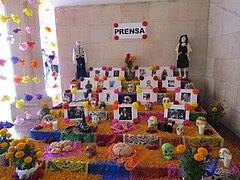 Ofrenda del Día de muertos en la Casa de la Cultura Víctor Sandoval 16.jpg