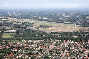 Luchtfoto van de voormalige vliegbasis (het natuurgebied staat uiterst rechts op de foto).