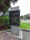 Bia tưởng niệm Olof Palme ghi lại việc đặt tên cho con phố Olof Palme trước Đại sứ quán Thụy Điển tại Moskva
