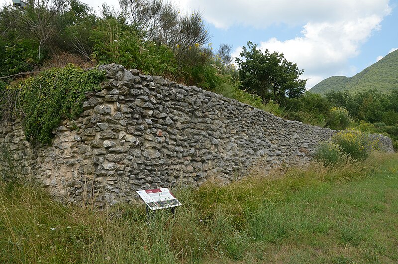 File:One of the four cisterns located near the amphitheatre, Carsulae, Italy (43707295811).jpg