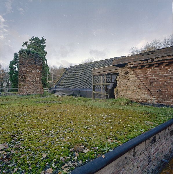 File:Overzicht bovenkant nooddak uit 1966. Links- hoogste bovenzijde traptoren (zuidoost hoek). Midden- pannendak noordvleugel - Nederhemert-Zuid - 20340571 - RCE.jpg