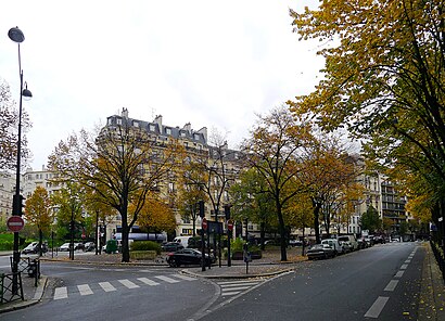 Comment aller à Place Martin Nadaud en transport en commun - A propos de cet endroit