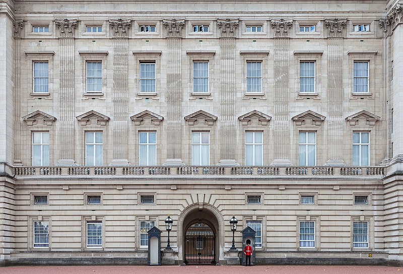 File:Palacio de Buckingham, Londres, Inglaterra, 2014-08-11, DD 192.JPG