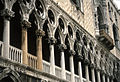 Colonne in marmo rosso di Verona, Loggia Foscari, Palazzo Ducale (Venezia)