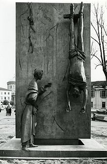 Monumento al partigiano (1977), Bergamo. Foto di Paolo Monti..mw-parser-output .citazione-table{margin-bottom:.5em;font-size:95%}.mw-parser-output .citazione-table td{padding:0 1.2em 0 2.4em}.mw-parser-output .citazione-lang{vertical-align:top}.mw-parser-output .citazione-lang td{width:50%}.mw-parser-output .citazione-lang td:first-child{padding:0 0 0 2.4em}.mw-parser-output .citazione-lang td:nth-child(2){padding:0 1.2em}


«Partigianoti ho visto appesoimmobile.Solo i capelli si muovevanoleggermente sulla tua fronte.Era l'aria della serache sottilmente strisciavanel silenzioe ti accarezzava,come avrei voluto fare io.»


(Giacomo Manzù, 5, dedica incisa nel Monumento al partigiano)