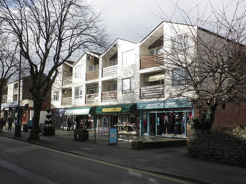 File:Parade of shops, The Avenue, Minehead - geograph.org.uk - 3835345.jpg