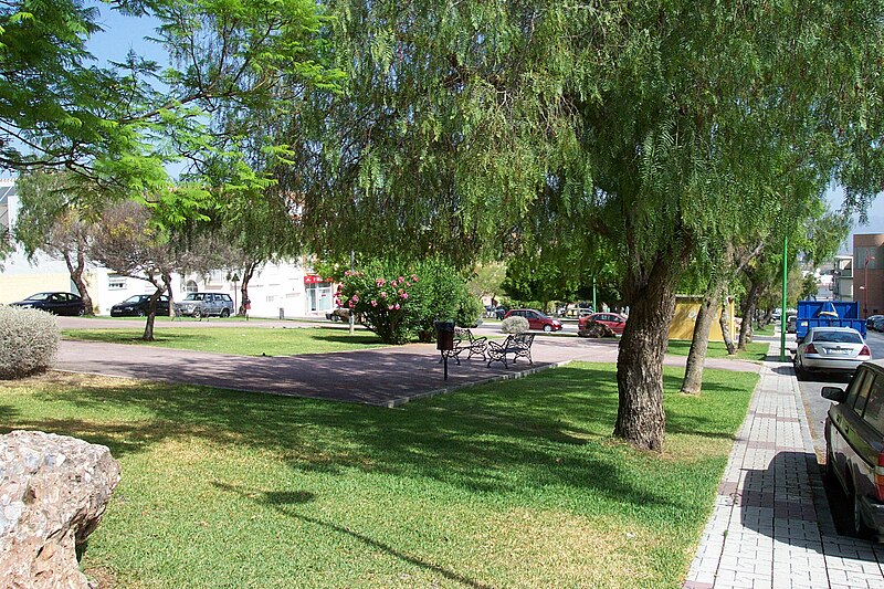 File:Park in Avenida del Limón, Alhaurín de la Torre, España.JPG
