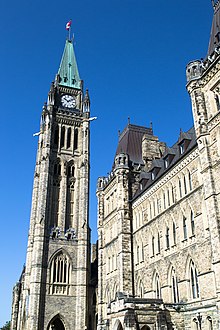 Une grande tour en briques de pierre avec une grande horloge