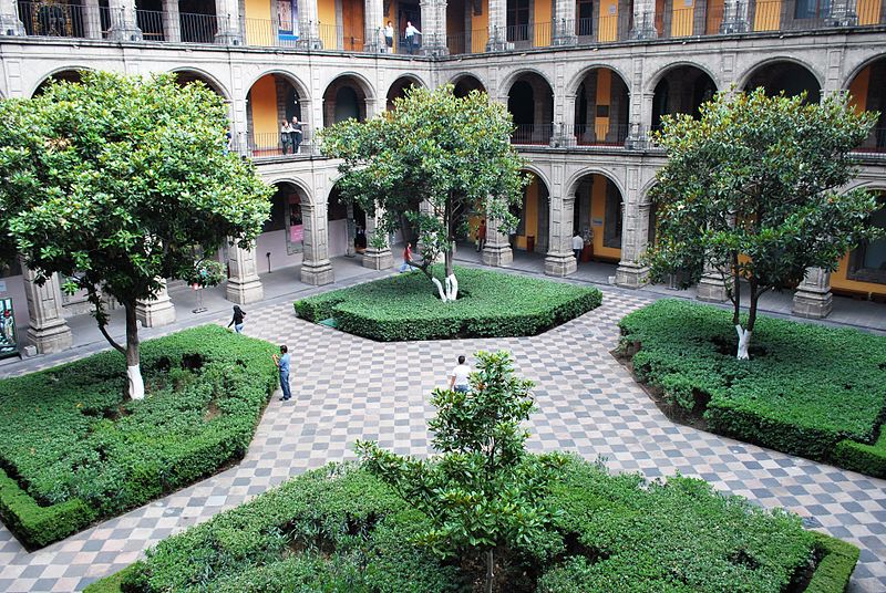 File:Patio2ColegioGrandeSICDF.JPG