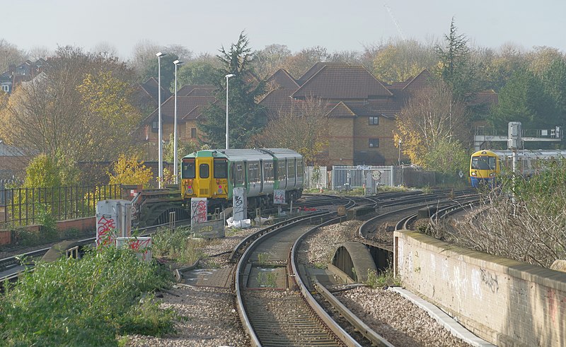 File:Peckham Rye railway station MMB 15 455842 378150.jpg