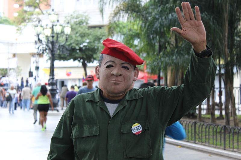 File:PersonaConMascaraDeHugoChavez.JPG