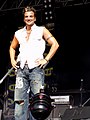 Il cantante inglese-australiano Peter Andre nel 2004 indossa jeans larghi strappati e sabbiati influenzati dalla moda da surfista e hip-hop.