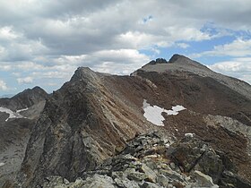 Vista do Pic Camboue (ligeiramente à esquerda) do Pic Saint-Saud;  ao fundo, à direita, a cordilheira noroeste que leva ao pico de Gourgs Blancs.