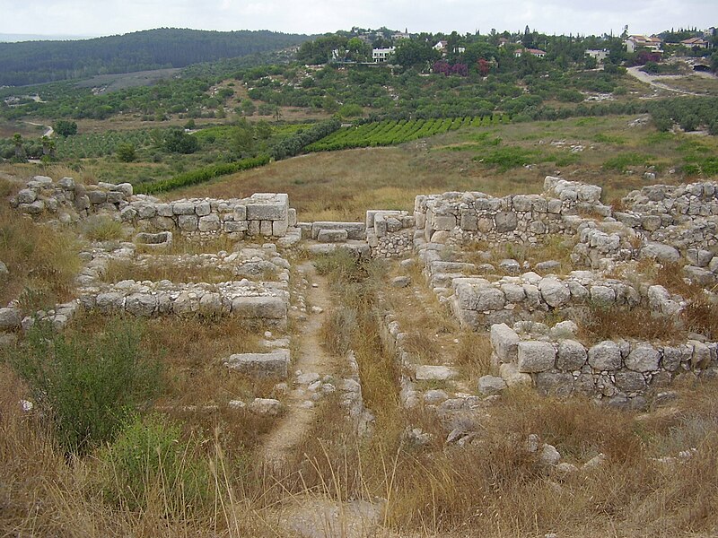 File:PikiWiki Israel 8694 solomon gate in tel gezer.jpg