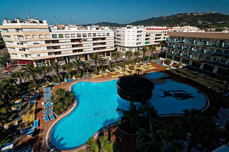 File:Pineda de Mar - Passeig Maritim - Taurus Hotel - View WNW & Down.jpg