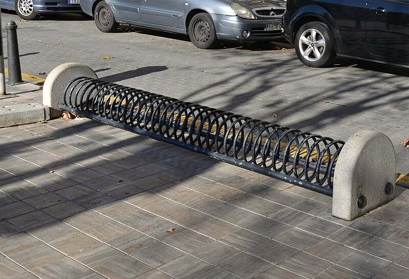 File:Plaça de Patraix, aparcador de bicicletes.JPG