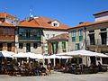 Mesas de restaurante na praça