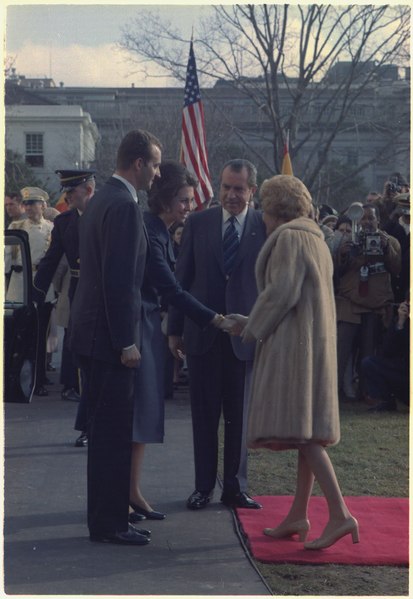 File:President and Mrs. Nixon greet Prince Juan Carlos and Princess Sophia of Spain - NARA - 194348.tif