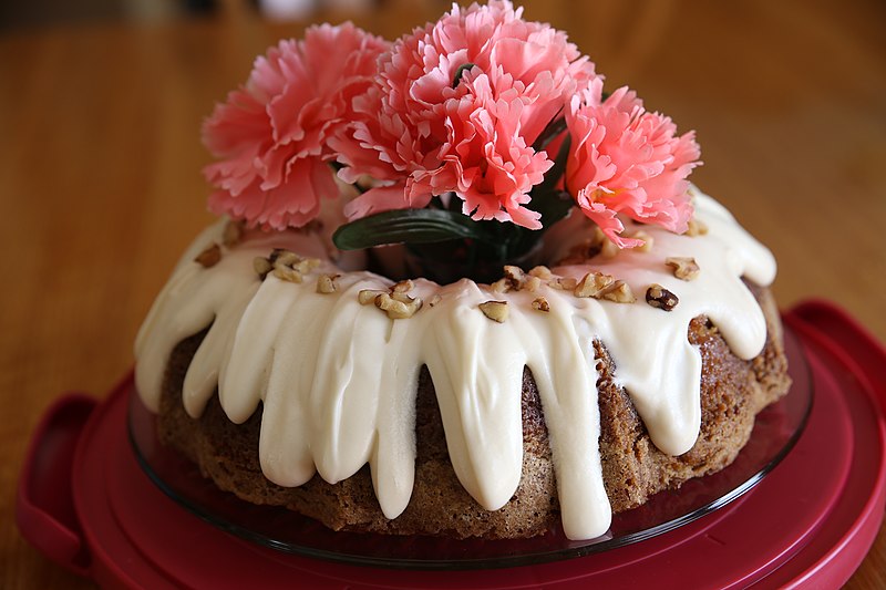 File:Pretty flower carrot cake.jpg