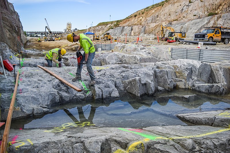 File:Progress continues on Folsom Dam’s new spillway (16834301728).jpg