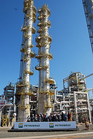 President Lula with refinery's workers in Paulínia.