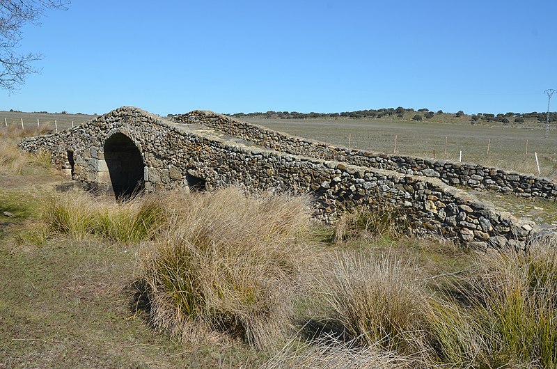 File:Puente de Santiago de Bencáliz, Cáceres (1).jpg