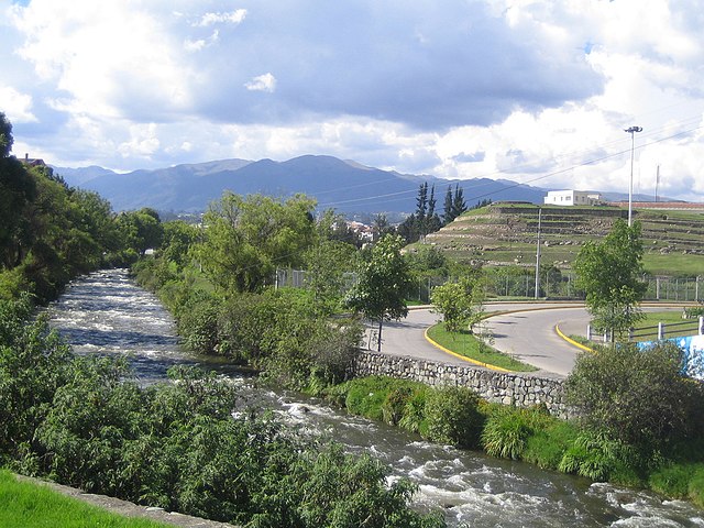 Blick über den Fluss Tomebamba auf Pumapunku