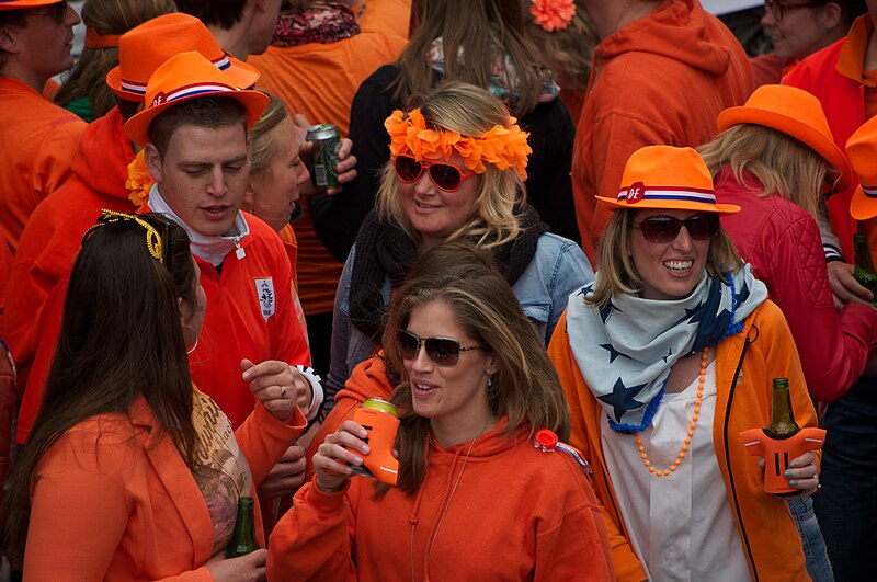 File:Queen's day amsterdam 2013 08.jpg