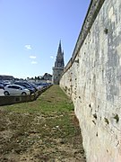 Vue du mur d’enceinte depuis sa base.