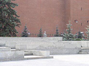 Kremlin divarının yaxınlığında məşhur sovet xadimlərinin qəbirləri. Moskva, Rusiya 2005