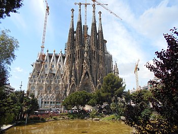 Templu Espiatoriu de la Sagrada Familia (empezáu en 1882), d'Antoni Gaudí, Barcelona.