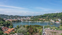 Vista do Trono de Arthur sobre o lago, à direita ao fundo o conjunto do Templo dos Dentes