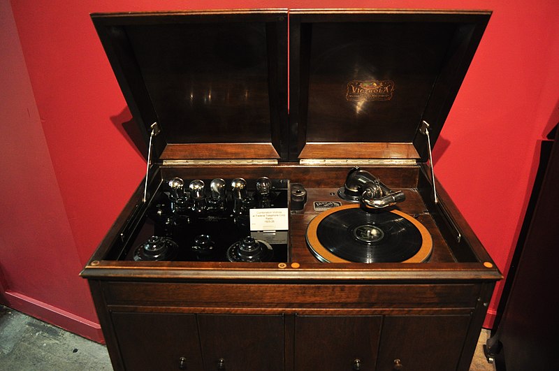 File:SPARK Museum of Electrical Invention - interior 32 - combination Victrola-radio 1925-1926.jpg