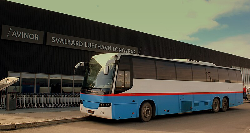 File:SVALBARD BUS VOLVO B10M CARRUS TWIN AXLE COACH AT LONGYEARBYEN LUFTHAVN NORWAY JUNE 2014 (14566304392).jpg