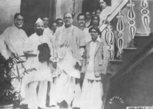 Prafulla Chandra Ray, Ashrafuddin Ahmad Chowdhury, Netaji Subhas Bose and poet Kazi Nazrul Islam at Sadhana Aushadhalaya (1924) Sadhana Aushadhalaya Dhaka 1924.png