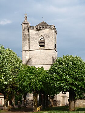 Kirkens klokketårn dominerer landsbyen.