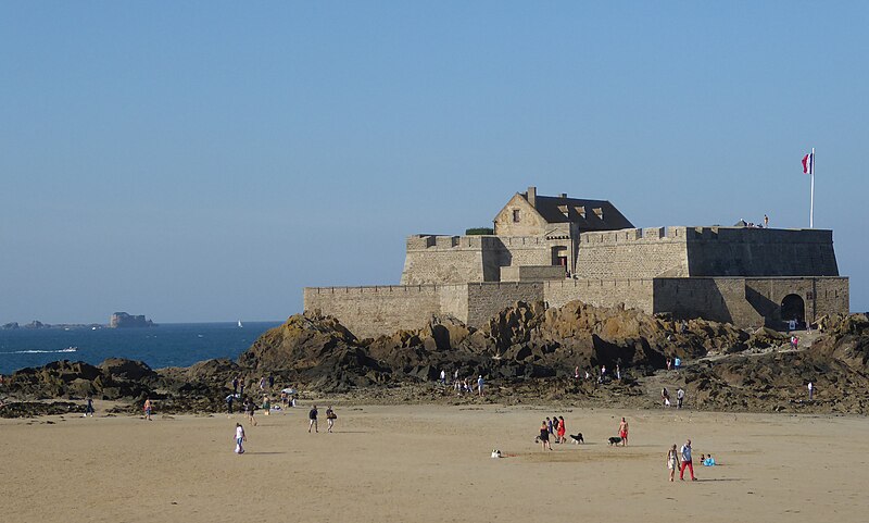 File:Saint-Malo, Le Fort National, à marée basse, la Conchée dans le lointain.jpg