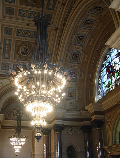 File:Saint George's Hall Liverpool chandeliers.jpg